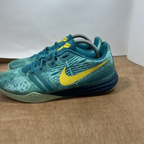 Nike Kobe Mentality Mens Size 10 Athletic Basketball Sneakers Easter